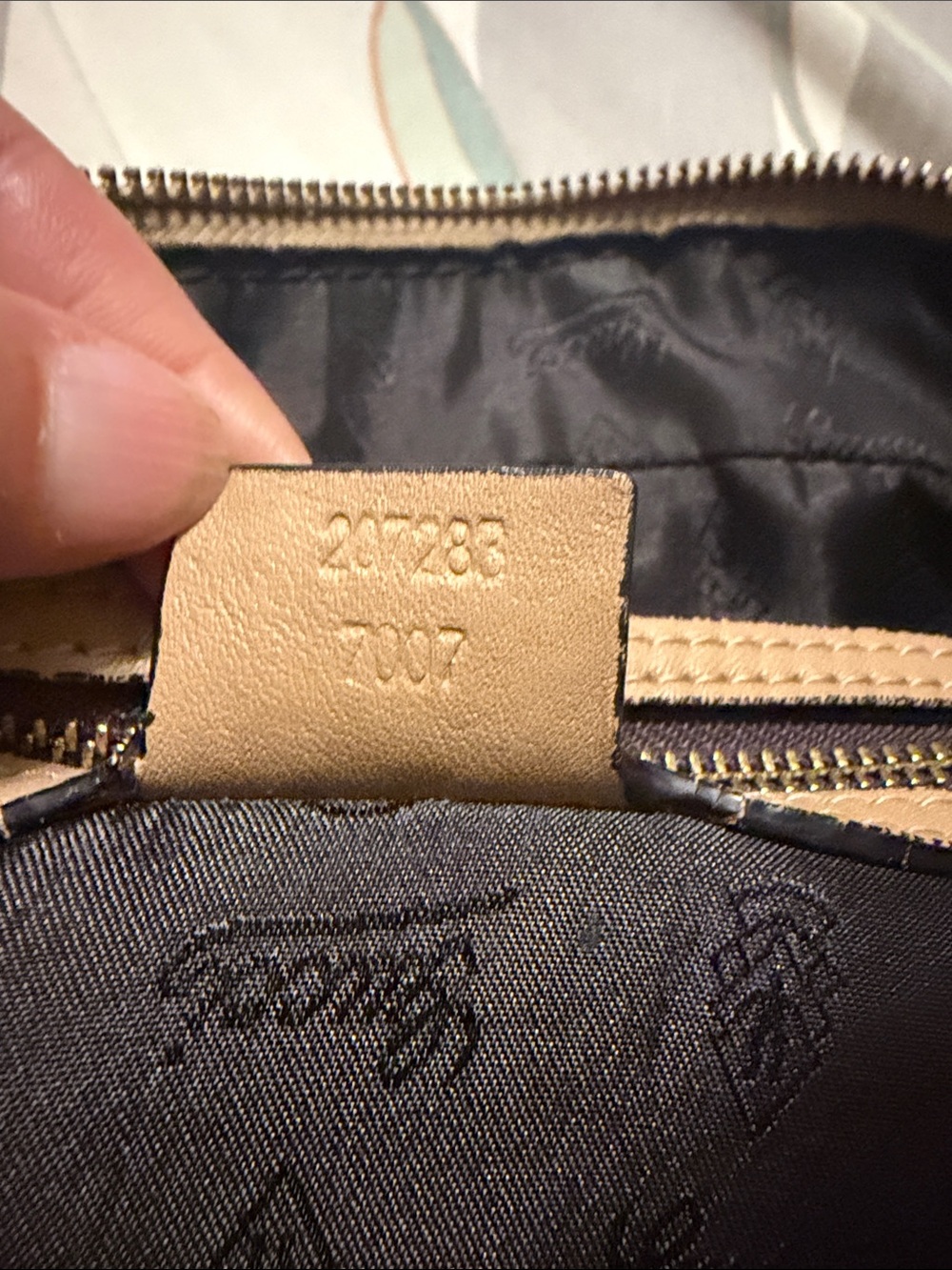 Gucci Tan Leather Shoulder Bag with Gold Heart Emblem - Picture 8 of 12